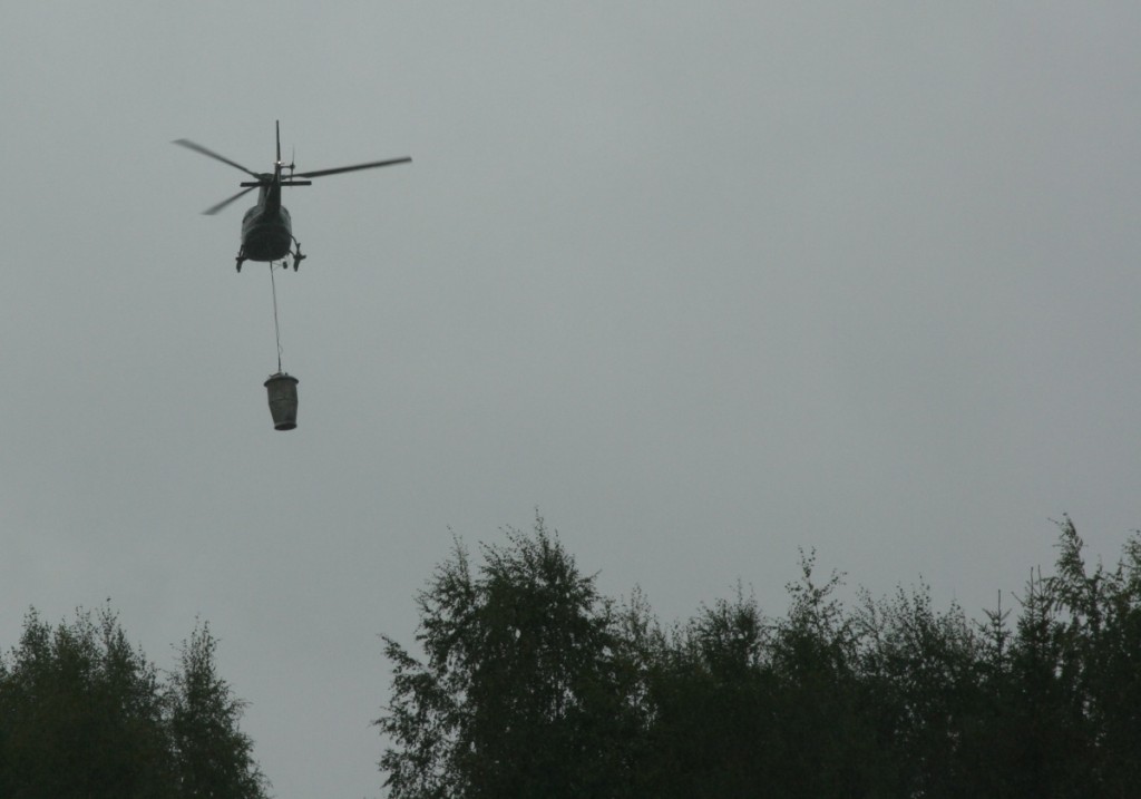 HelikopteriIlmassaLannoitteenKanssa